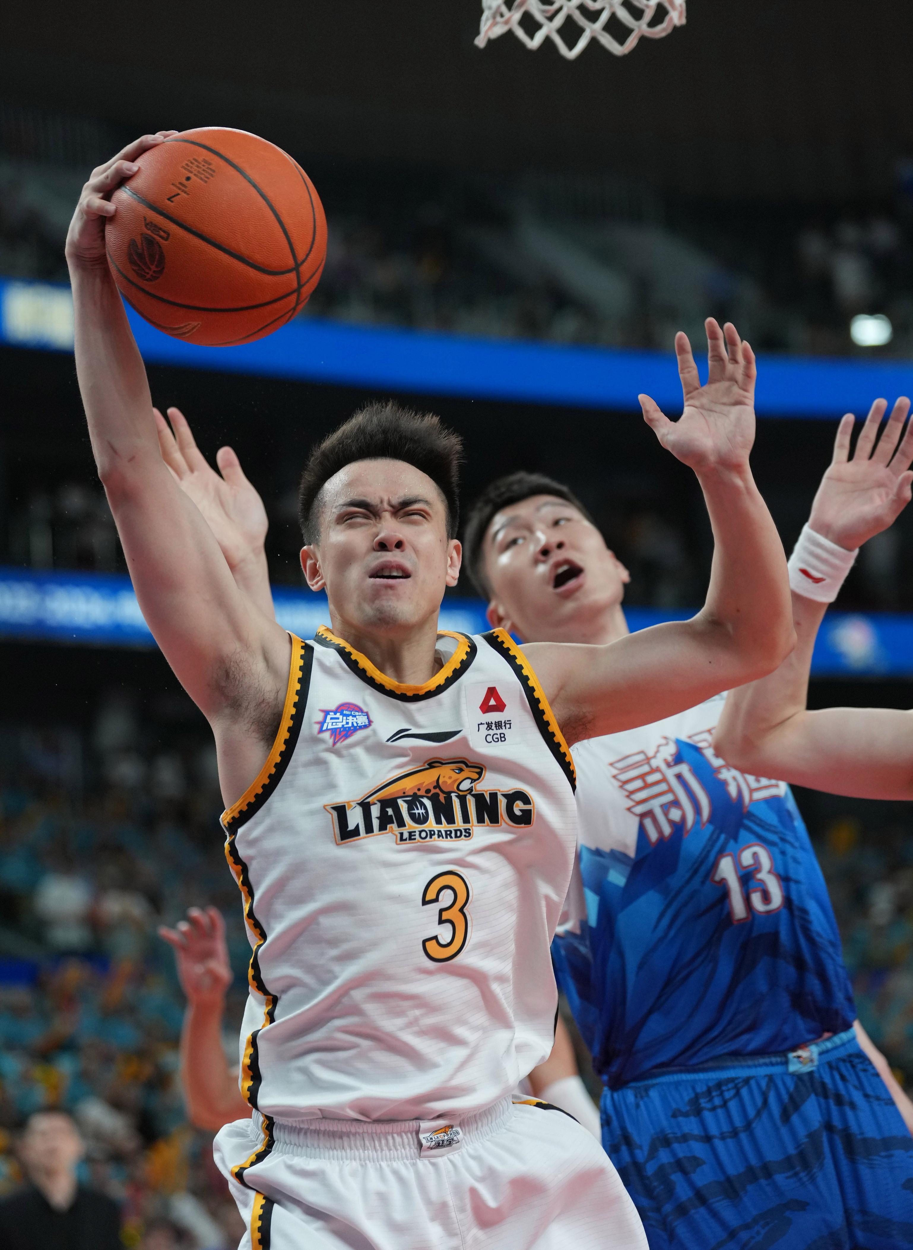 新疆队横扫江苏队，王哲林惊艳四座