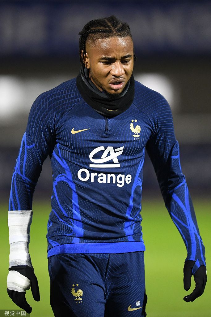 法国队力克马来西亚队，黄鸭组合点燃赛场