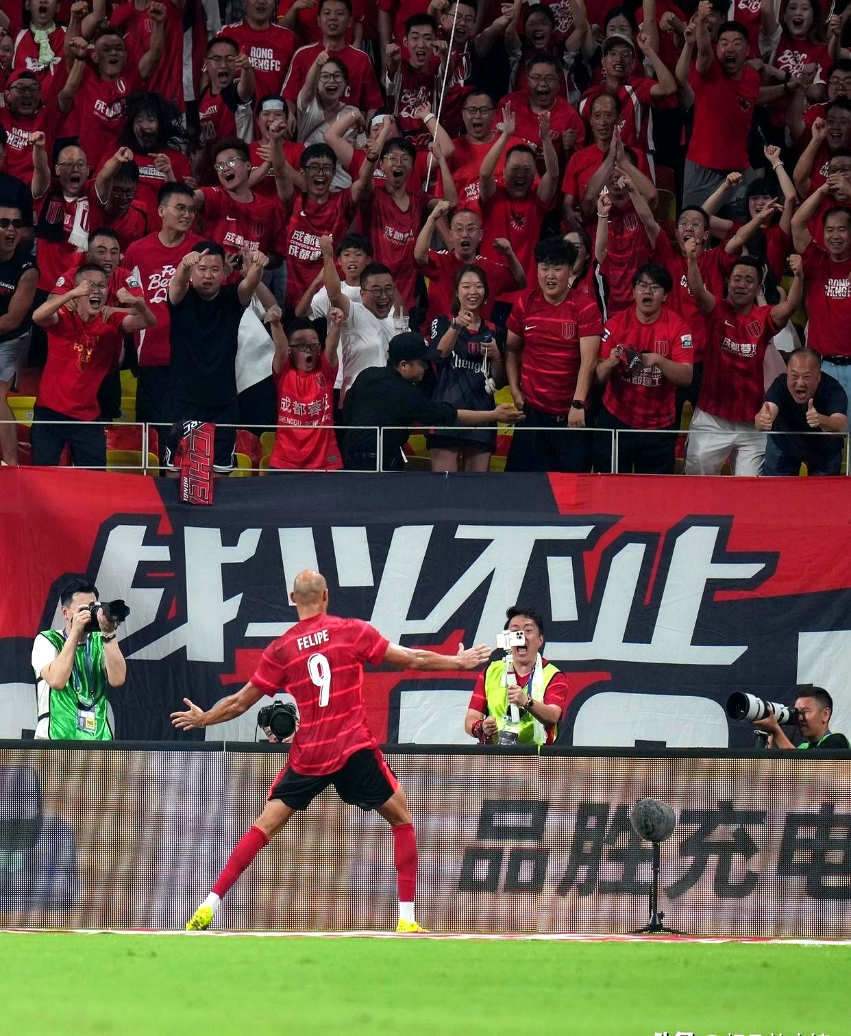 联赛冠军之争白热化，各队拼尽全力争夺胜利