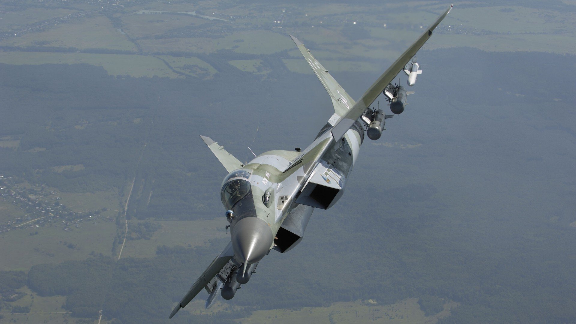 让我们先构思一个既能概括这场对决的独特性，又能吸引读者的标题