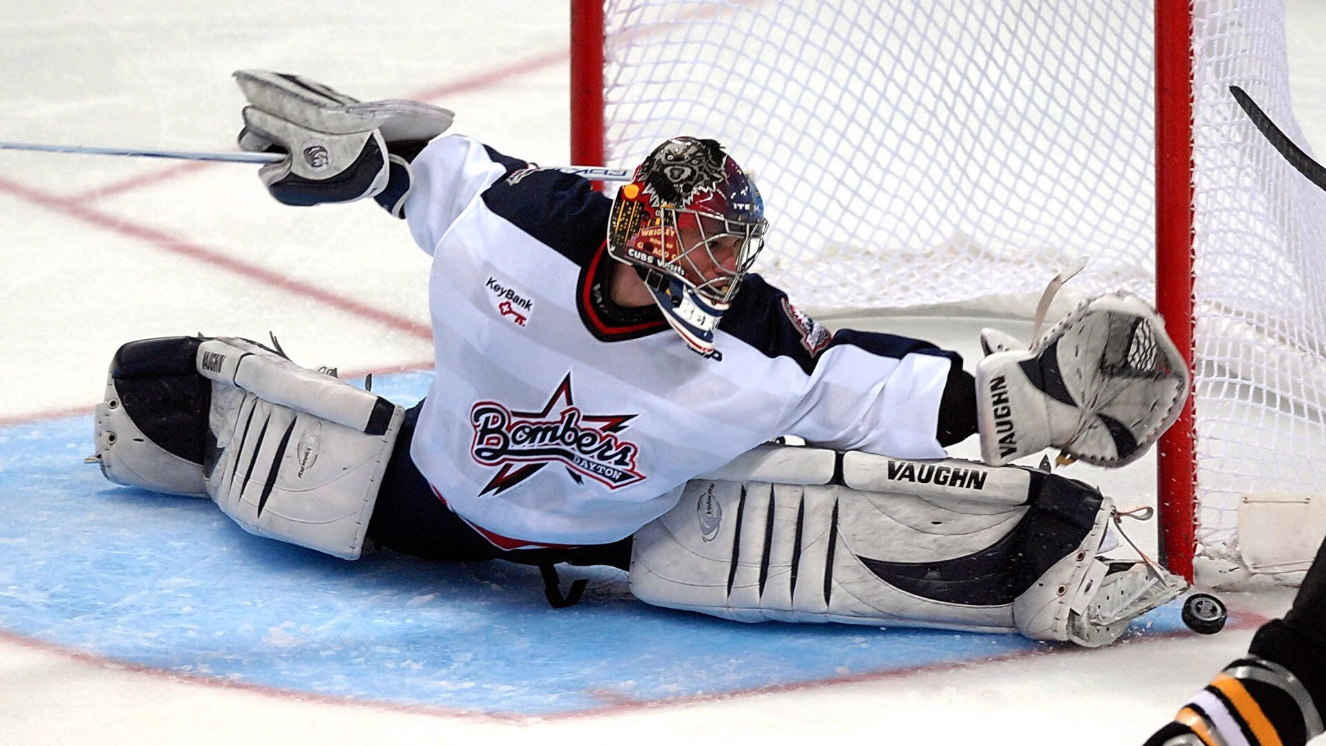 魔术用锁链缠住王冠，却放一颗孤星燃烧整夜