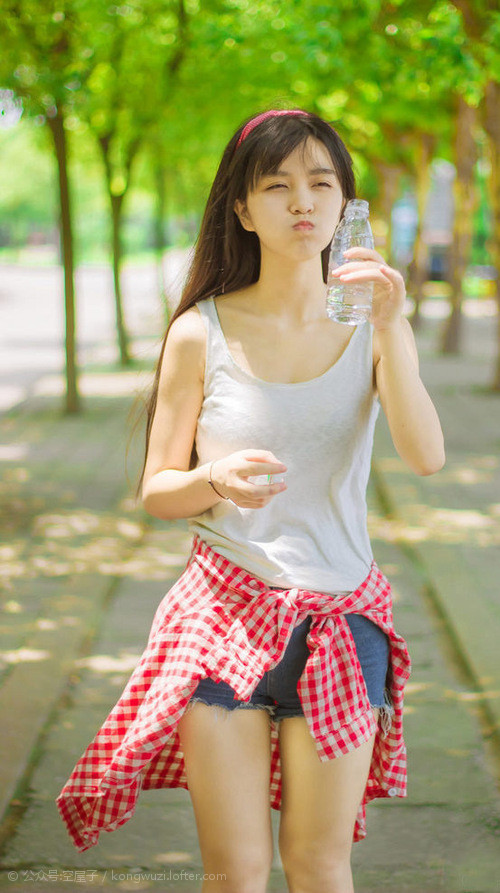 孤峰独峙,当莱万在A组乱局中定义唯一